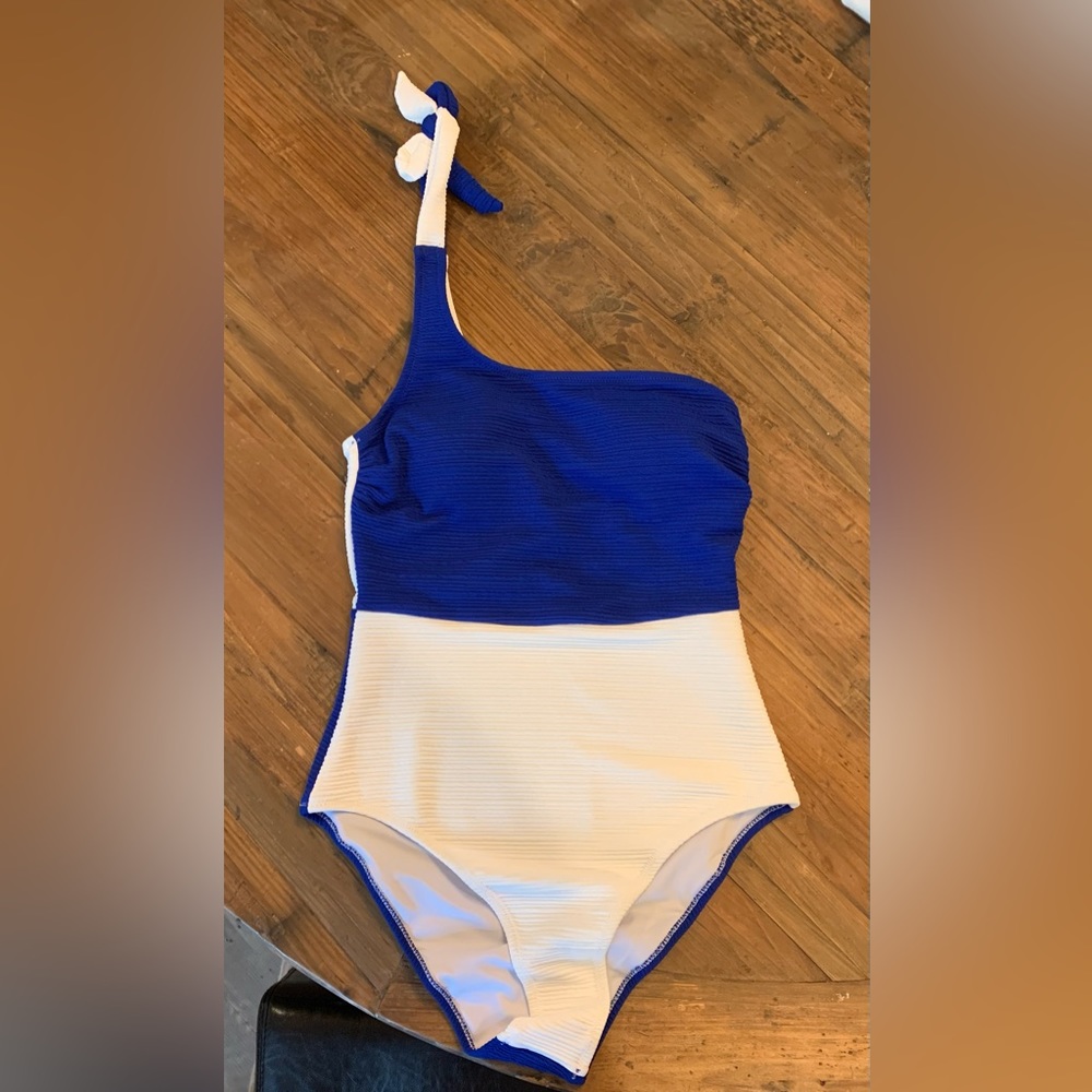 NWT Women’s one piece Bathing Suit. Size small.